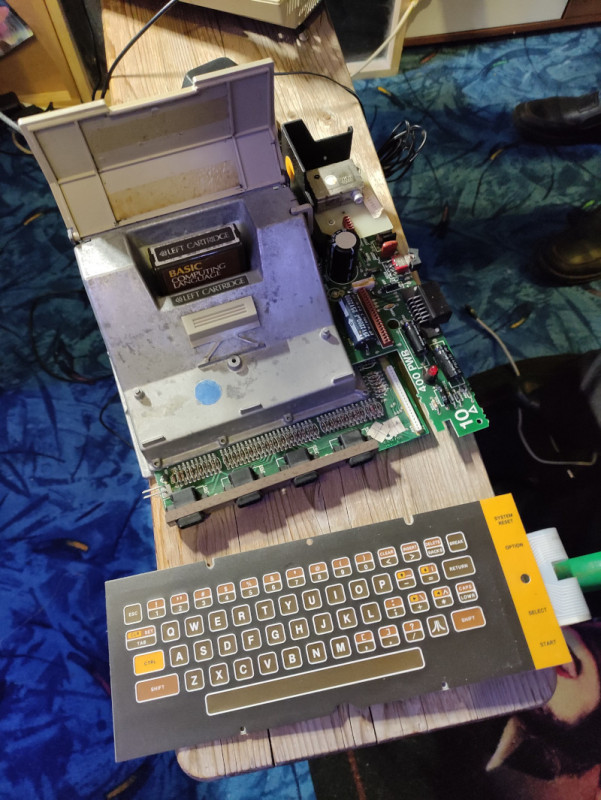 A400_innen.jpg (285.9 KiB) 46894 mal betrachtet Die Innereien des kleinen Ataris