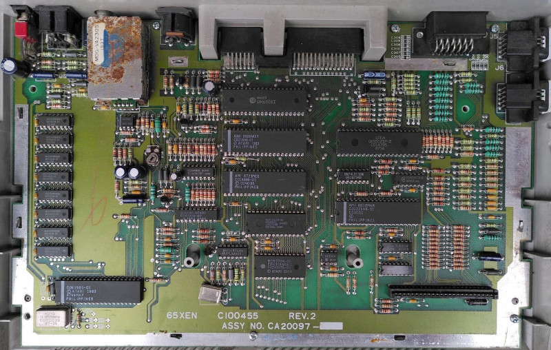 Atari 800XE.jpeg (574.76 KiB) 20044 mal betrachtet Atari 800XE von innen