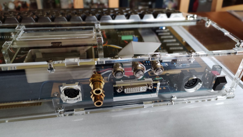 Back1.jpg (342.91 KiB) 22435 mal betrachtet Anschlüsse von außen