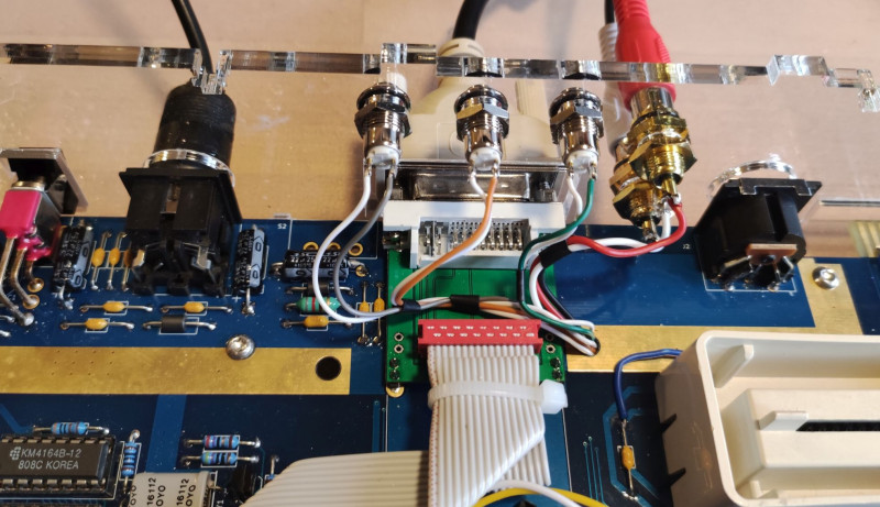 Board_Top_2.jpg (302.58 KiB) 19612 mal betrachtet Anschlüsse von innen