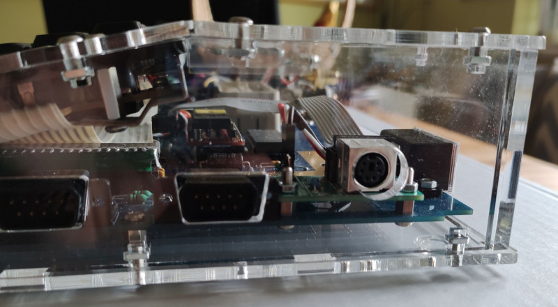 Seite.jpg (206.16 KiB) 20000 mal betrachtet PS/2 Tastatur Anschluss