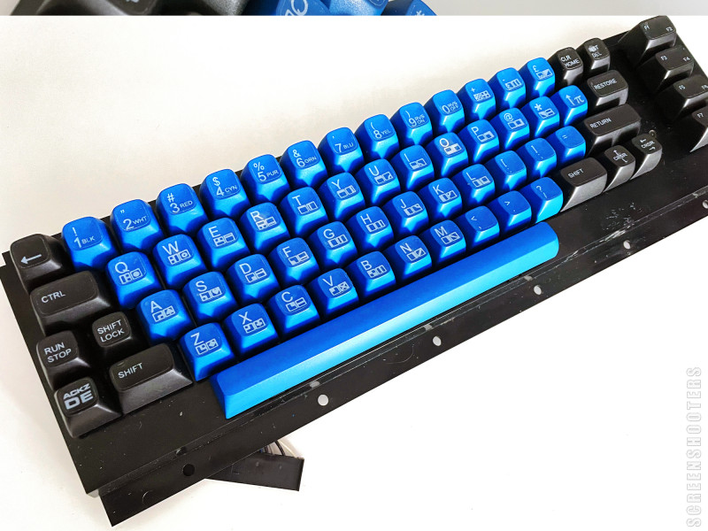 C64-279_Tastatur_Blau_01.jpg