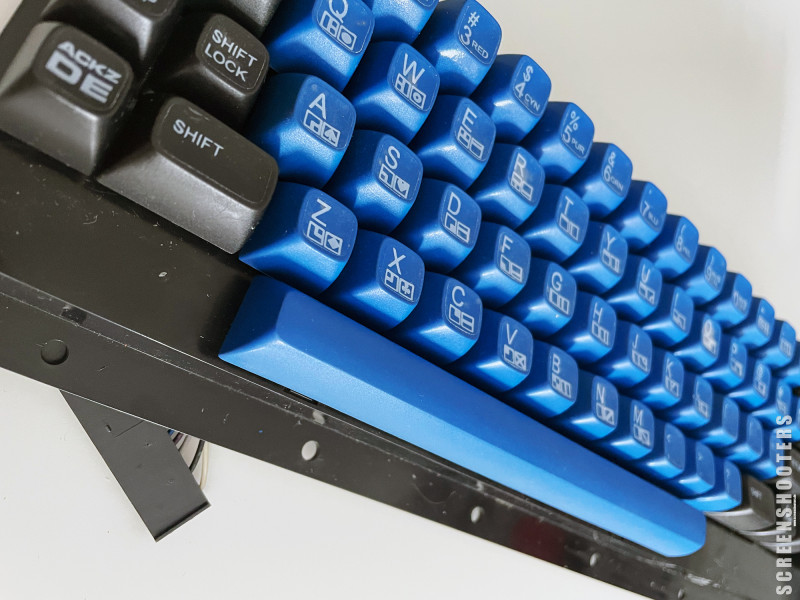 C64-280_Tastatur_Blau_02.jpg