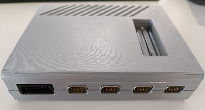 Eclaire-vorn.jpg (112.98 KiB) 28315 mal betrachtet SIO und vier Joystick Anschlüsse