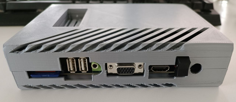 Eclaire-hinten.jpg (120.02 KiB) 28315 mal betrachtet SD-Karte, USB für Tastatur und Joysticks, HDMI und (nur mit optionalem Board) VGA