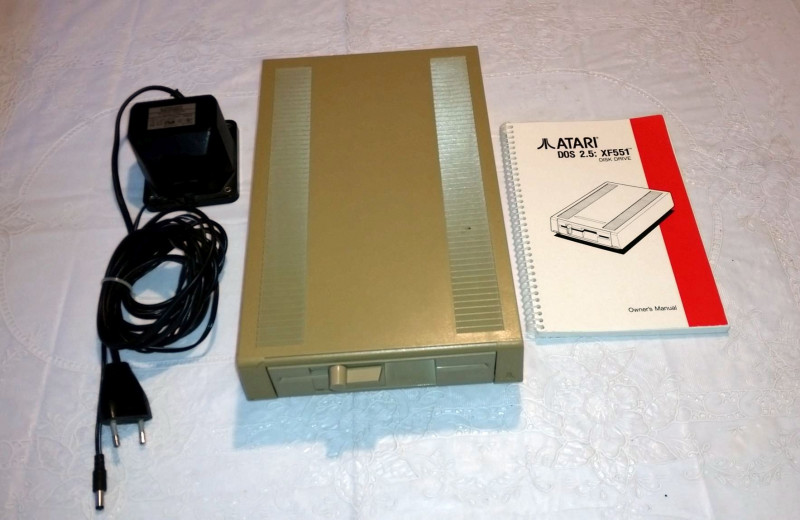 Atari Diskettenlaufwerk XF551 5,25 Zoll.jpg